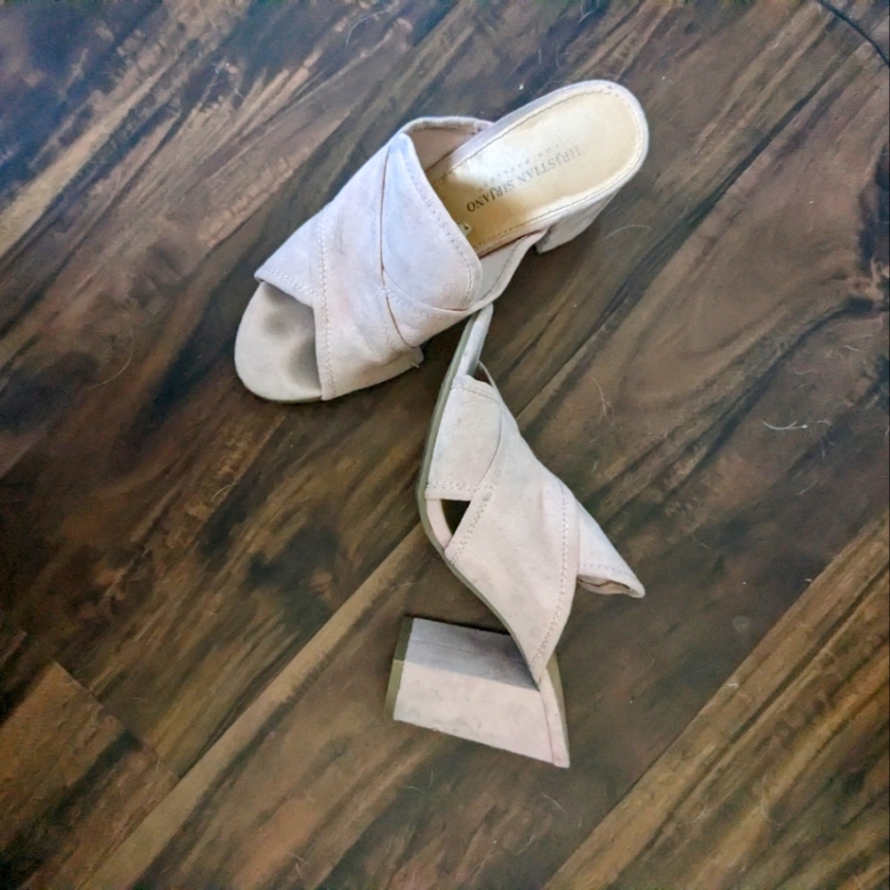 Size 7 women's Christian Siriano pink heels